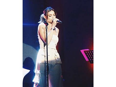 “Rhian Ramos Concert: A Night of Sultry Ballads and Unexpected Laughter!”